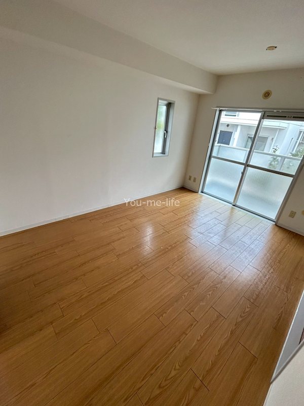 居室・リビング　２面採光なんで明るいですよ☆