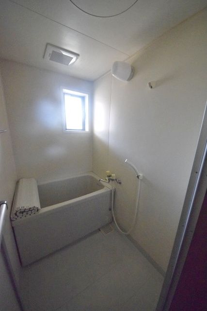 バス・シャワールーム　★浴室に窓があります★