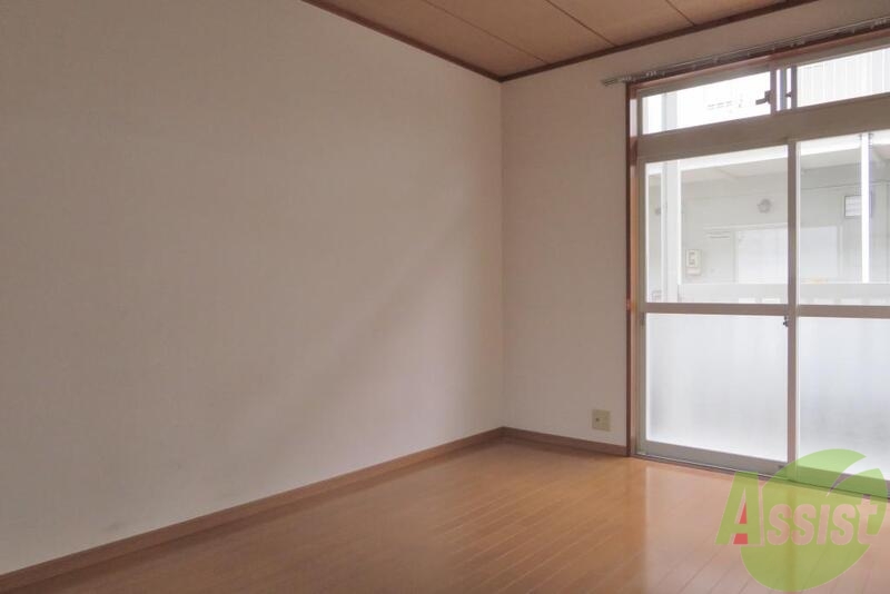 居室・リビング　フローリングに白い壁。シンプルでキレイなお部屋。