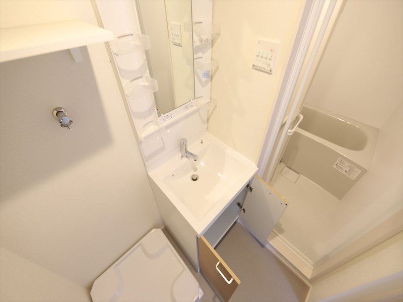 洗面設備　脱衣所　独立洗面台（シャンプードレッサー付）　同仕様写真