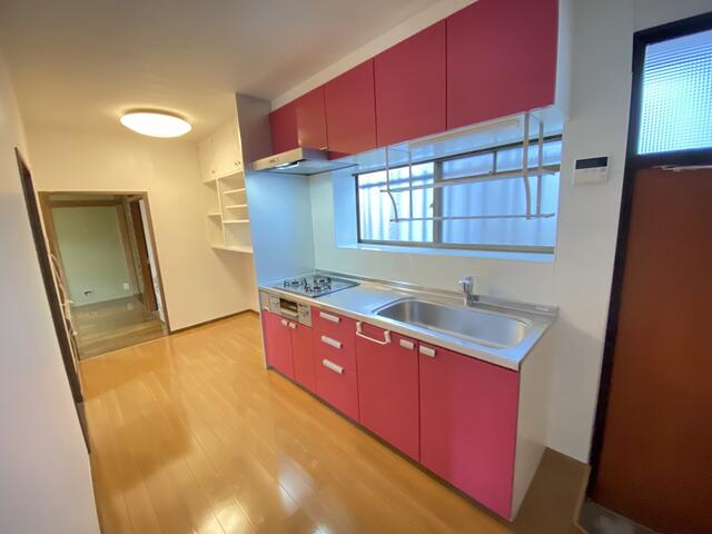 キッチン　システムキッチン　広々とした独立キッチン