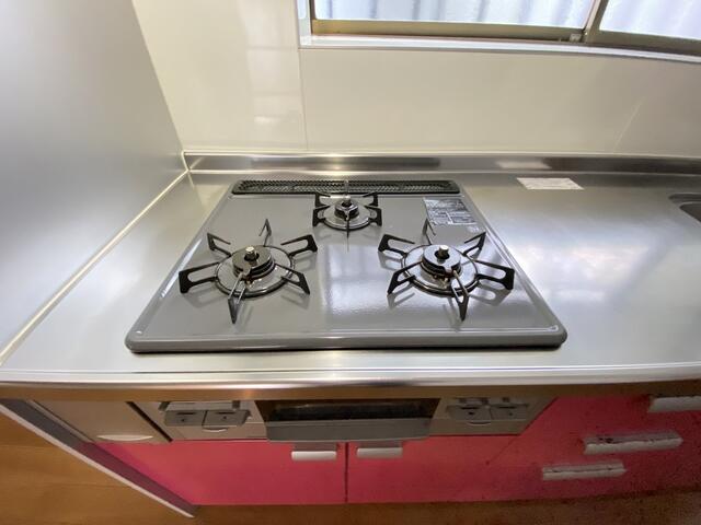 キッチン　三口コンロ