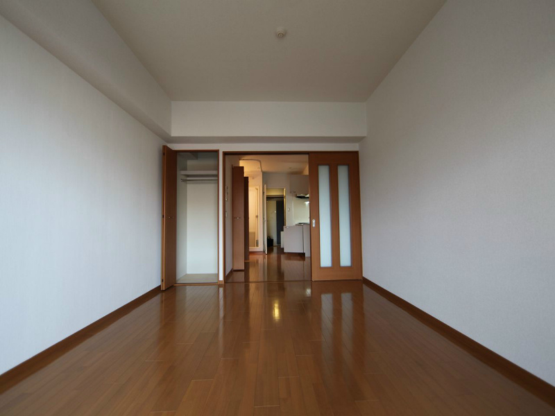 居室・リビング　洋室9.7帖　クローゼット（収納充実してます）