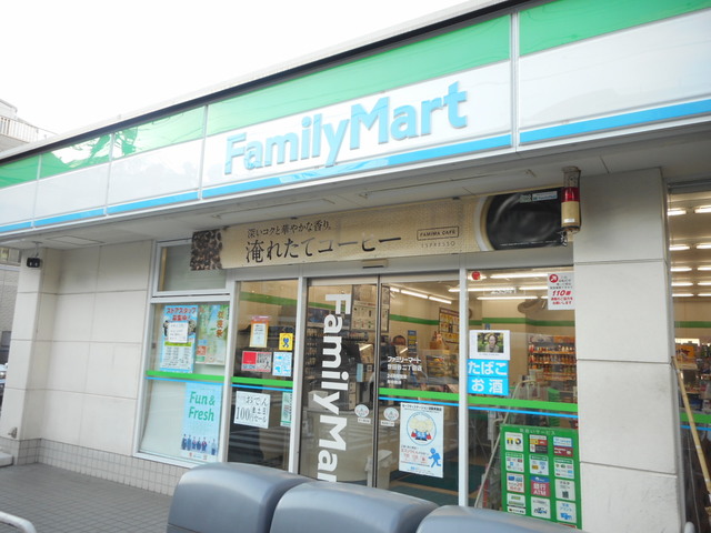 コンビニ　ファミリーマート世田谷二丁目店（コンビニ）まで494m