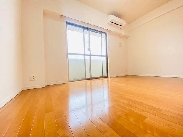 居室・リビング　同一建物内の別部屋の内装写真になります。（　１００９号室）