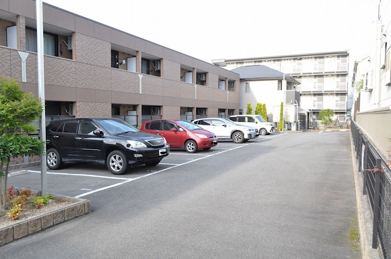 駐車場　広くて停めやすいです。