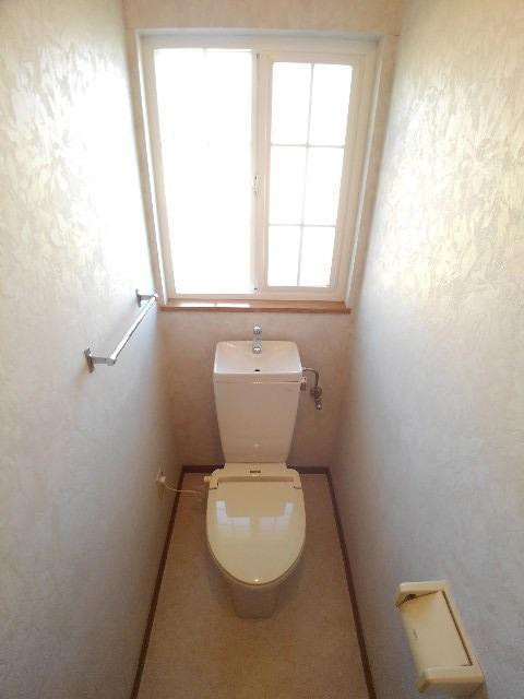 その他　手洗い、窓付きのトイレです