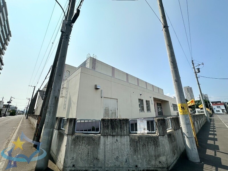 小学校　札幌市立八軒小学校（小学校）まで677m