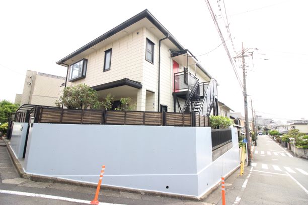 建物外観　2階のお部屋が募集中になります☆