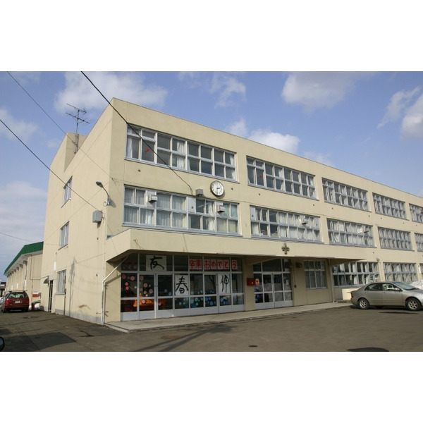 中学校　札幌市立西陵中学校（中学校）まで498m