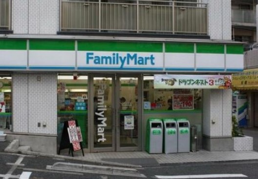 コンビニ　ファミリーマート牛込柳町駅前店（コンビニ）まで300m
