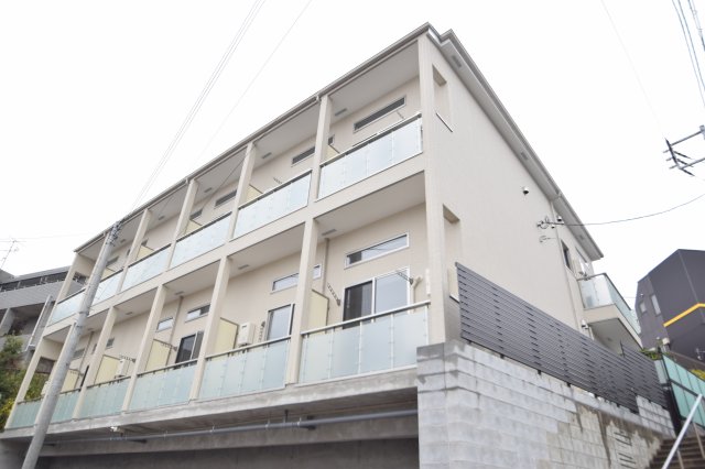 建物外観　高台にある１Kタイプロフト付きアパートです。