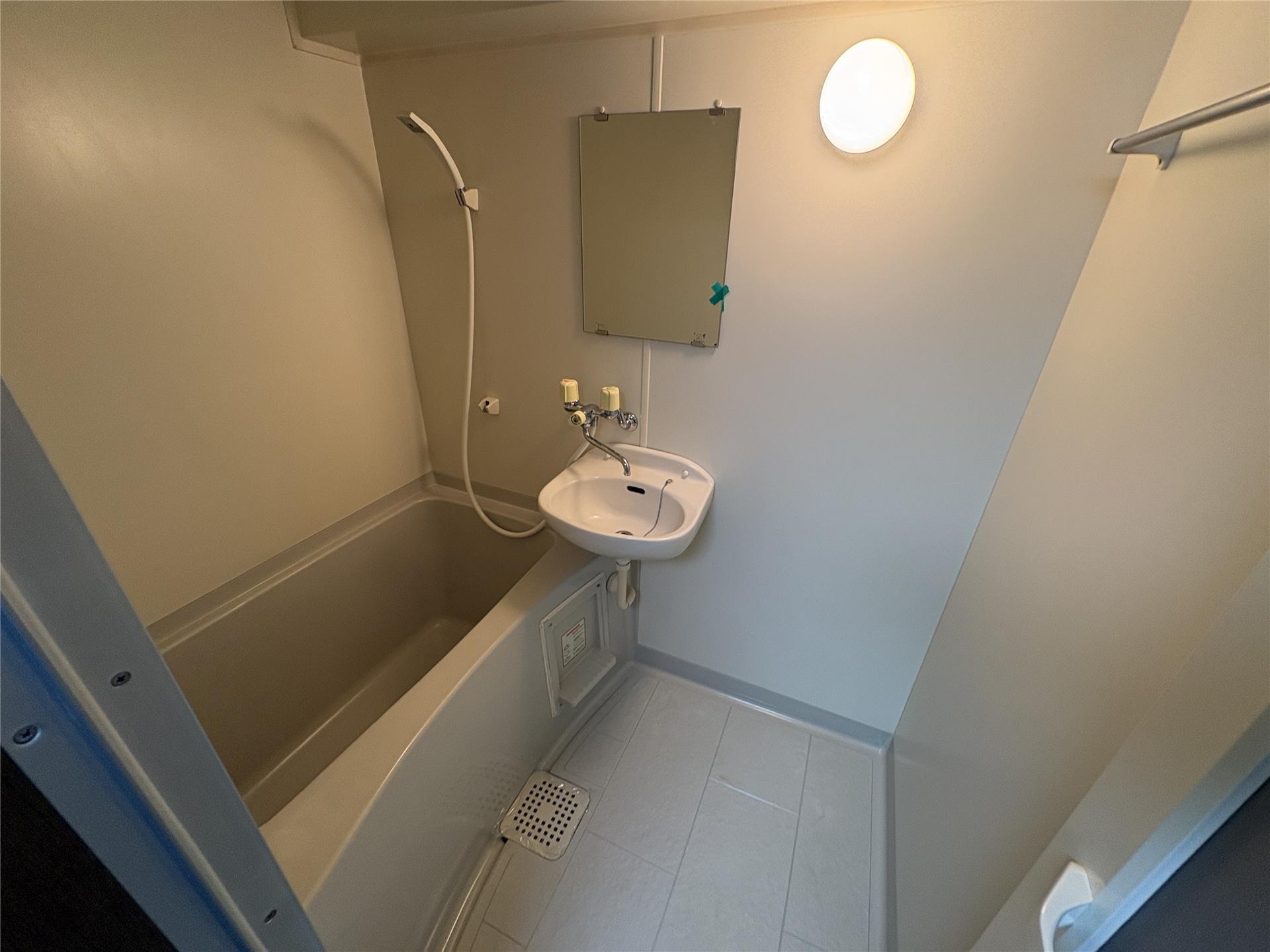 バス・シャワールーム　鏡付きのお風呂です(別部屋参考写真)