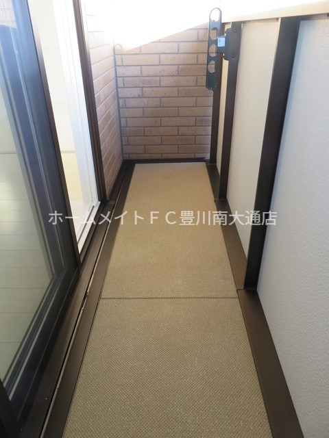 バルコニー　同型別部屋写真（反転）