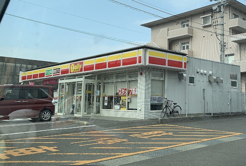 コンビニ　デイリーヤマザキ三豊詫間店（コンビニ）まで882m