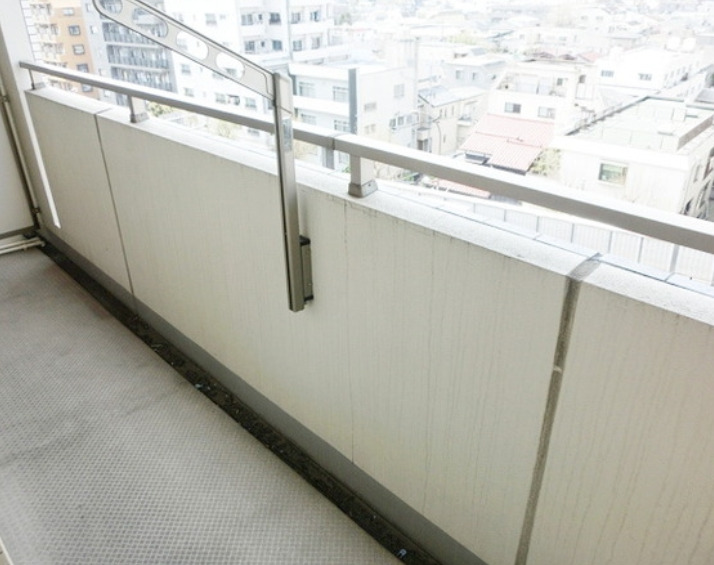 バルコニー　別部屋の画像を使用しております。
