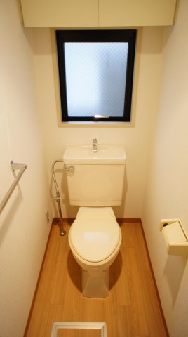 トイレ　小窓があり、ほのかな明るさがあります。