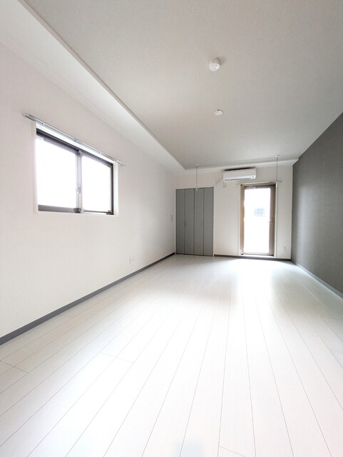 居室・リビング　二面採光のお部屋です