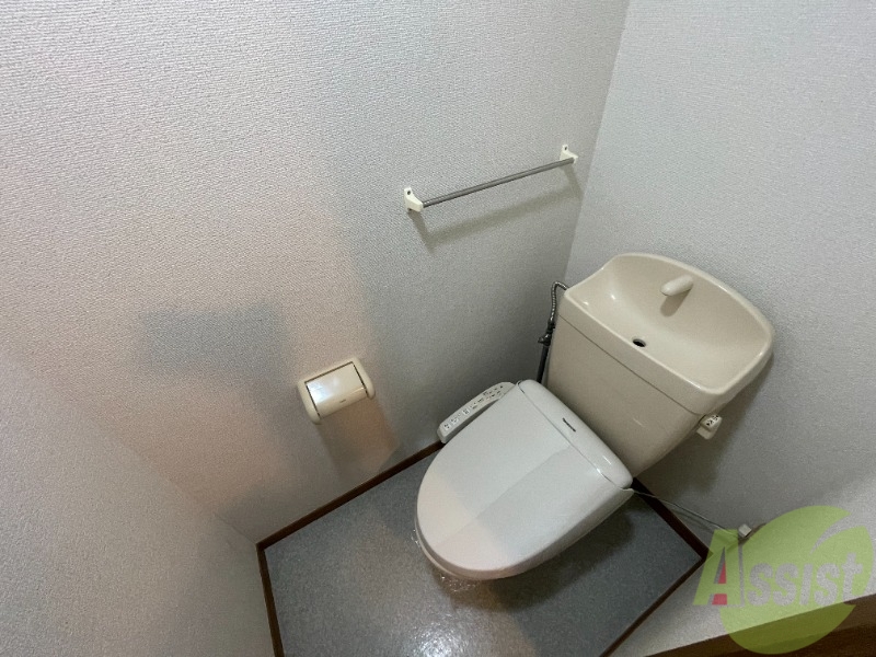 トイレ　温水洗浄便座なので快適に使用できそうですね。