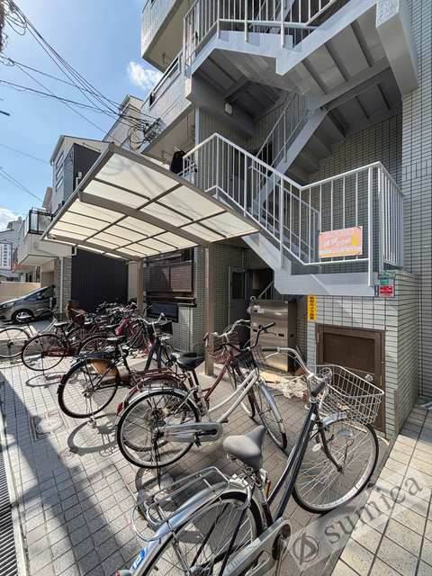 エントランス　落ち着いたエントランス。マンションを演出します。