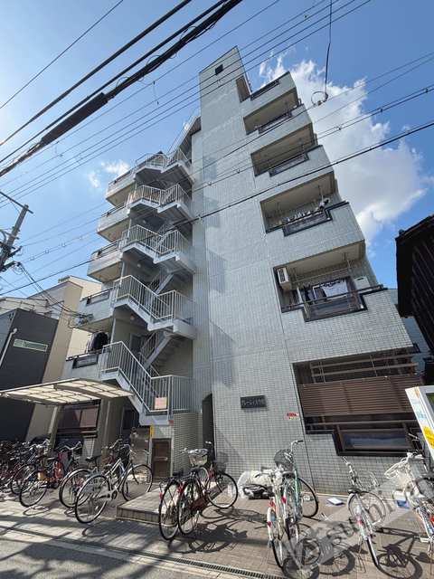 建物外観　スマートに佇むお家。毎日が楽しくなります。