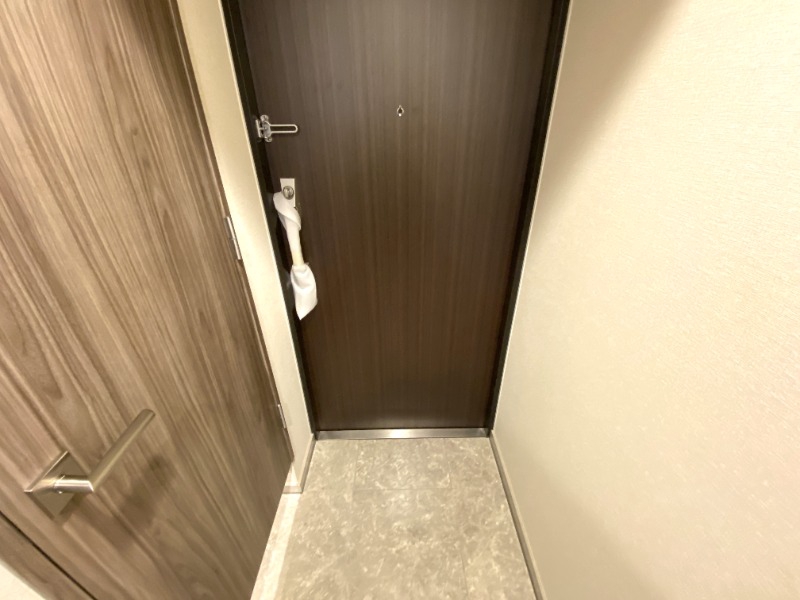 玄関　キレイなブラウンのドアです！