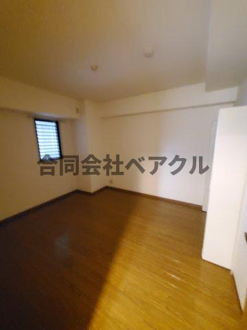 居室・リビング　落ち着いた色調の洋室です