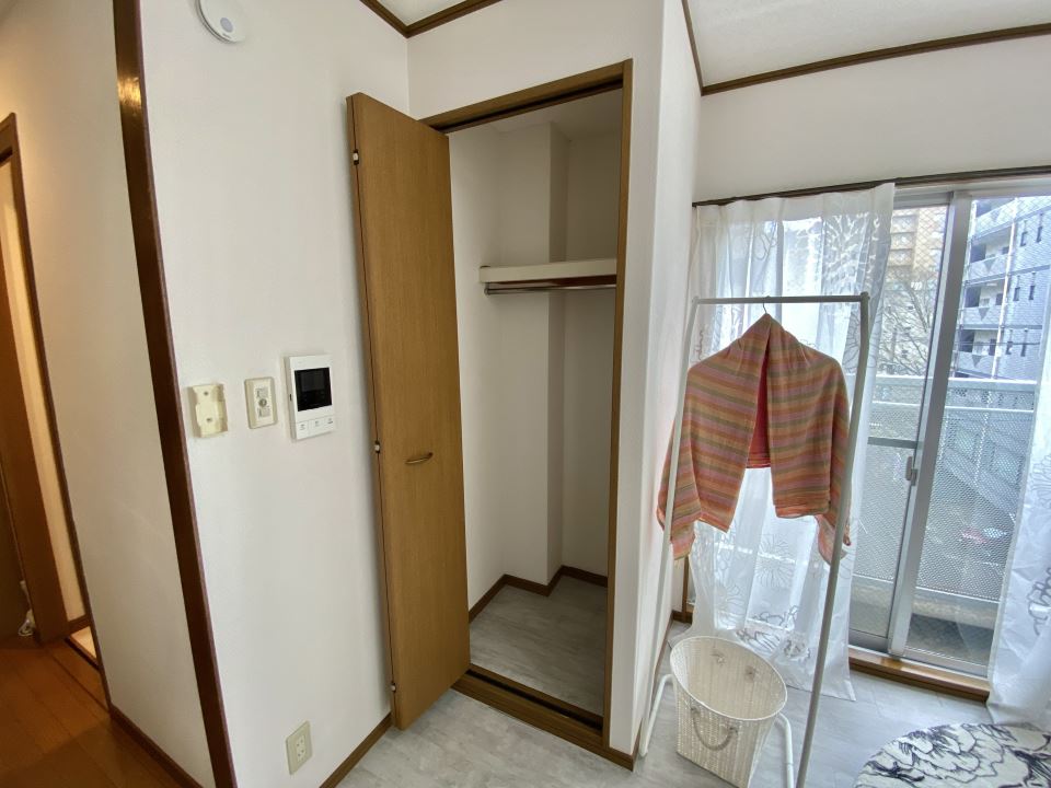 収納　ハンガーパイプ付きの２段収納です
