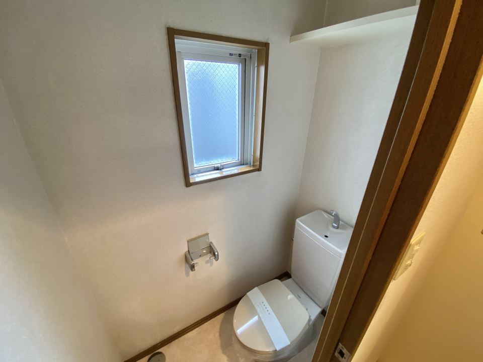 トイレ　トイレも窓があり明るいです