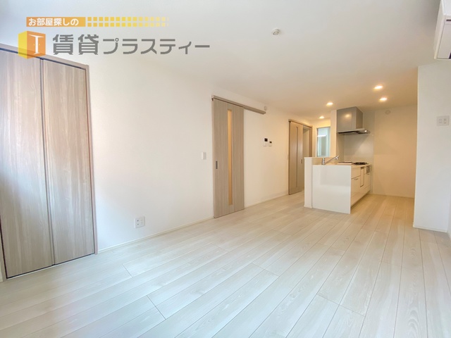 居室・リビング　広々としたキッチン家族団らんスペース