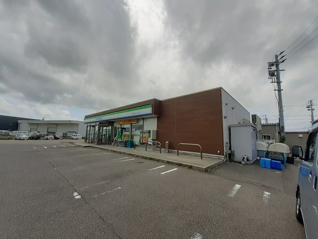 コンビニ　ファミリーマート曽和インター店（コンビニ）まで568m
