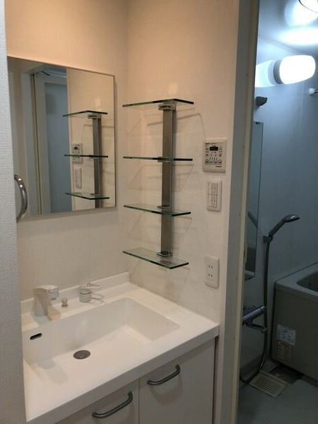 洗面設備　※写真は同じマンションの違う部屋のものになります。