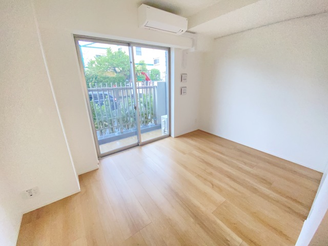その他部屋・スペース　木のぬくもり感じる洋室。