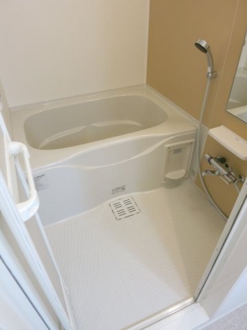 バス・シャワールーム　コンパクトで使いやすいお風呂です
