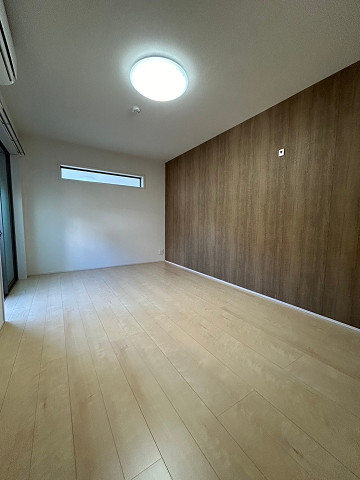 その他部屋・スペース　落ち着いた色調の寝室です