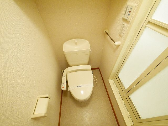 トイレ　落ち着いた色調のトイレです