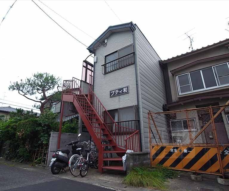 建物外観　赤い階段がアクセントのコンパクトな外観です
