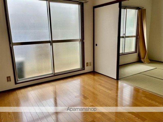 第一ハウス崔綜の居間写真