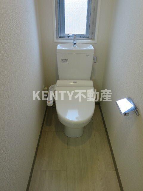 トイレ　落ち着いた色調のトイレです