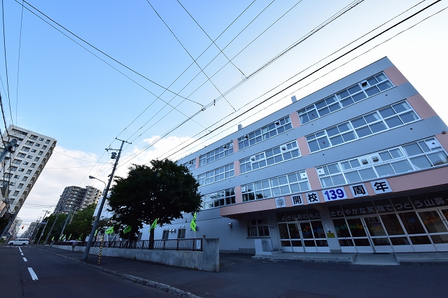 小学校　札幌市立山鼻小学校（小学校）まで440m