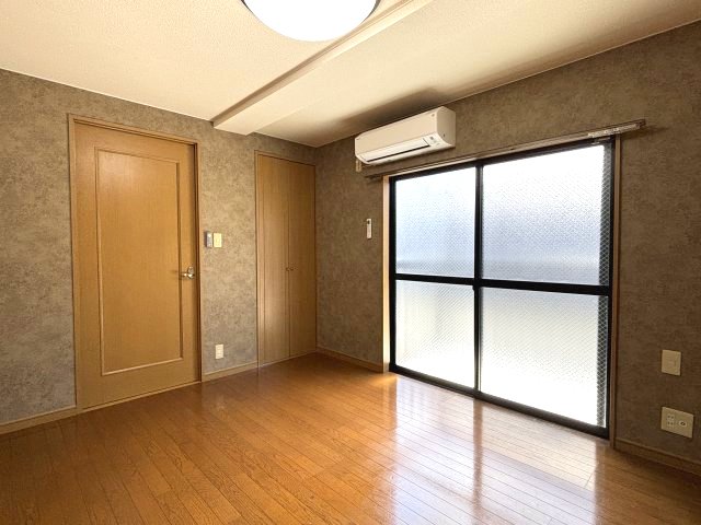 居室・リビング　東南向きの窓から日差しが差し込みます
