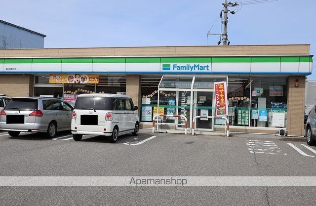 コンビニ　ファミリーマート（コンビニ）まで502m