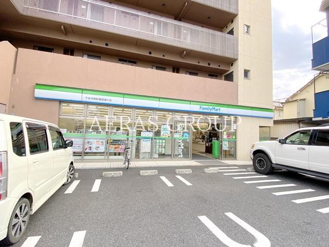コンビニ　ファミリーマート千住河原町墨堤通り店（コンビニ）まで207m