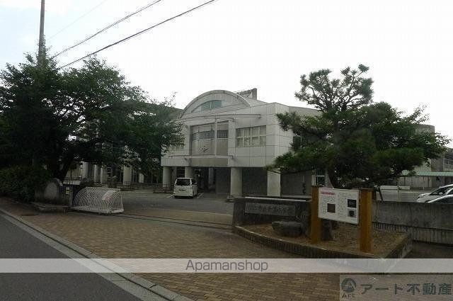 小学校　素鵞小学校（小学校）まで932m