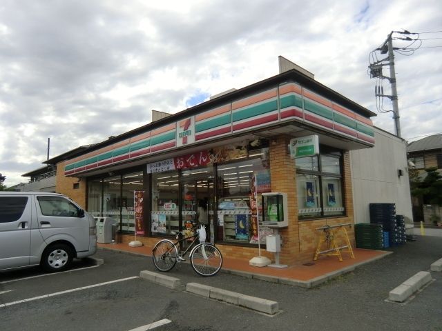 コンビニ　セブンイレブン（コンビニ）まで530m