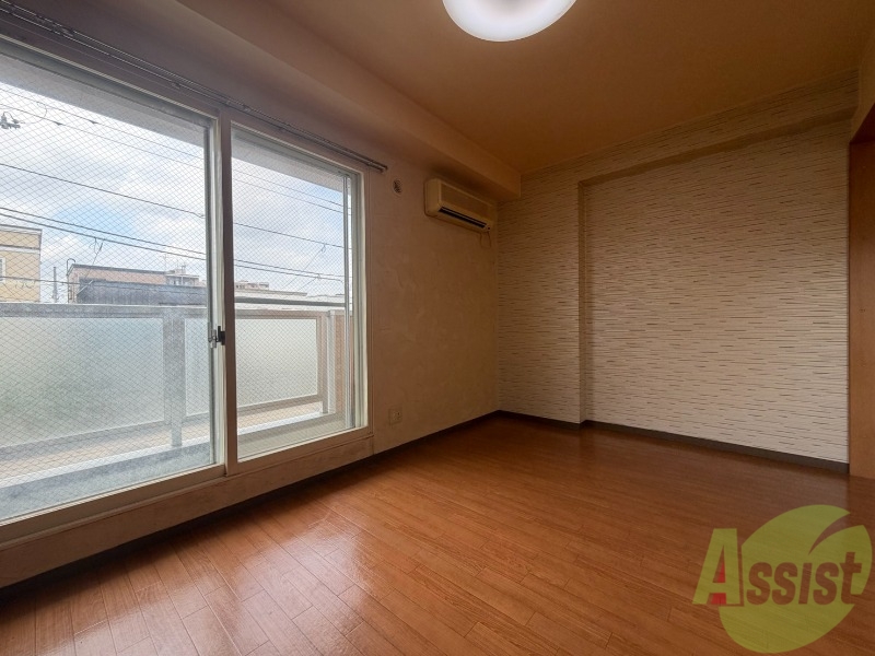 その他部屋・スペース　寝室はこちらです。光が差し込む、温かみのあるお部屋です。