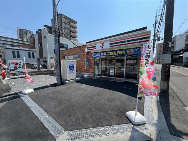 コンビニ　セブンイレブン（コンビニ）まで242m