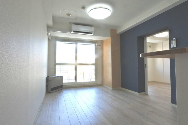 居室・リビング　朝日が入り、眺望豊か、アクセントカラーがさえるお部屋