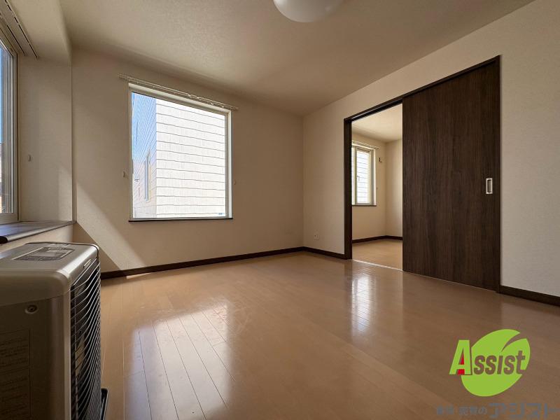 居室・リビング　広くてキレイなお部屋が広がっていて、充実した生活が送れそう。