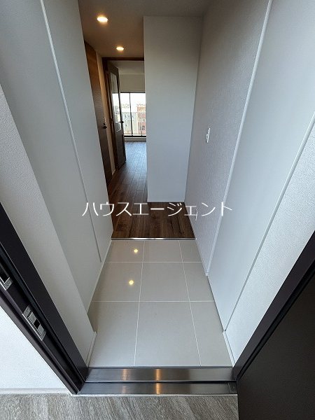 玄関　シューズボックス付の玄関です※参考写真は別号室です。